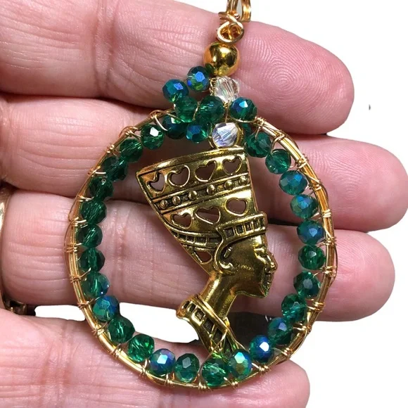 Nefertiti pendant in a wire frame with Czech crystals - Picture 6 of 6